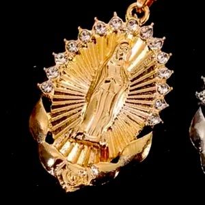 NWT—-Gold Virgin Mary Pendant Necklace, a gorgeous piece of jewelry.